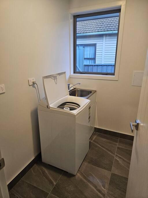 Entire House - Brand New 2 Bedroom House Lower Hutt Eksteriør bilde