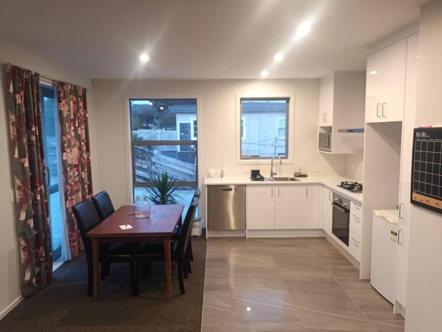 Entire House - Brand New 2 Bedroom House Lower Hutt Eksteriør bilde